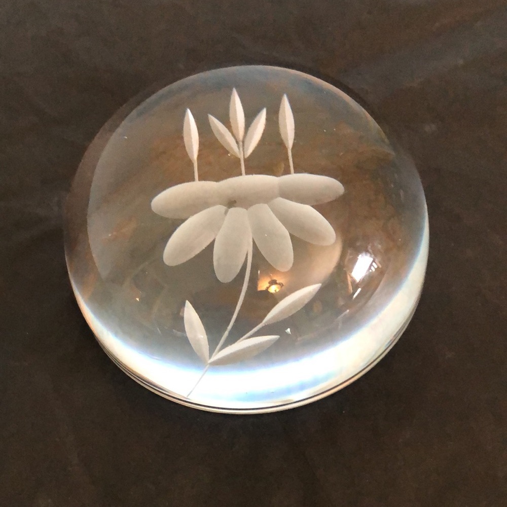 Daisy lead crystal paperweight Princess house  fine quality EUC vintage